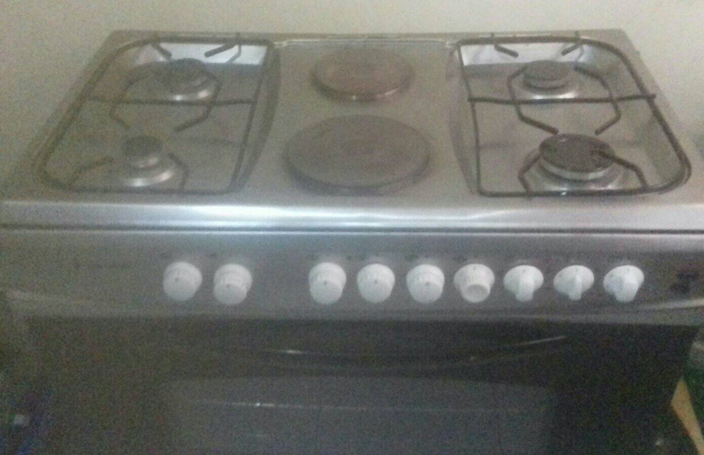 A picture of Cooker with elextric oven