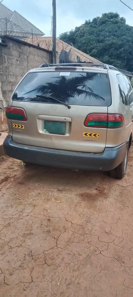 A picture of 2002 Toyota sienna