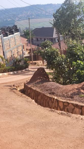 A picture of QUICK SALE URGENT MONEY NEEDED Sseguku katale Entebbe road 13decimals