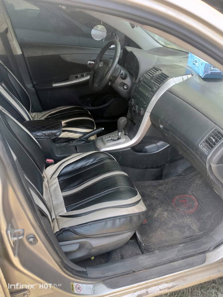 A picture of TOYOTA COROLLA 2012
