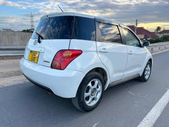 A picture of TOYOTA IST Model 2004 Mileage 90100km Engine Size 1490cc Bei
