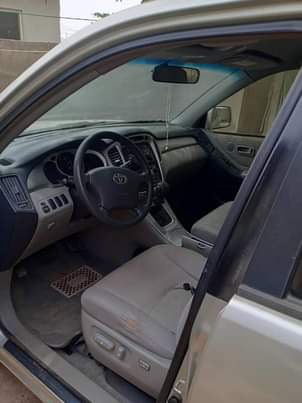 A picture of 2006 Toyota Highlander Registered 3rows neatly used valid papers