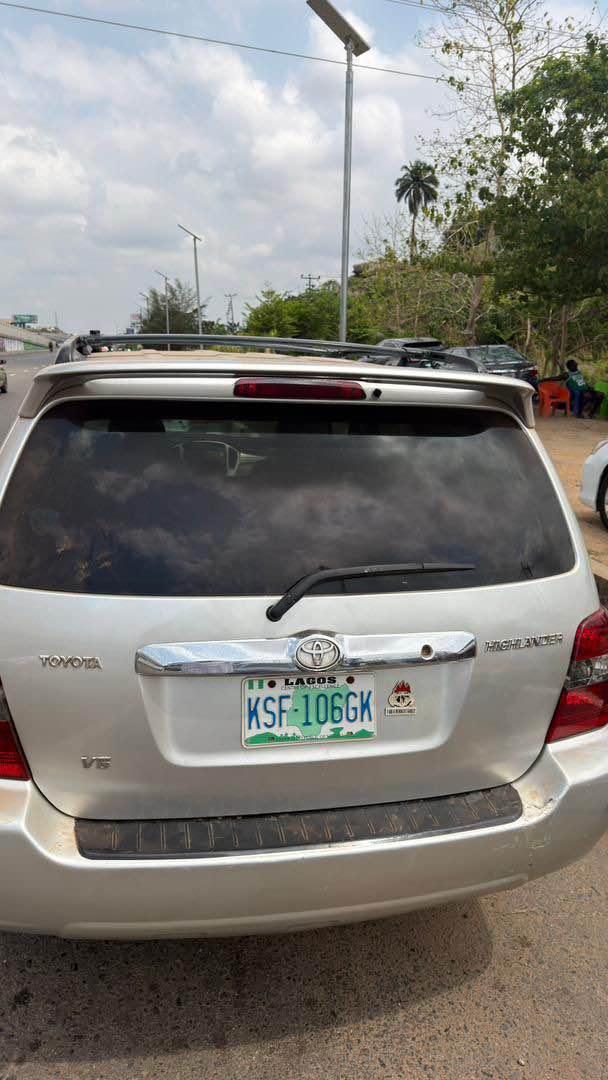 A picture of Toyota Highlander 06