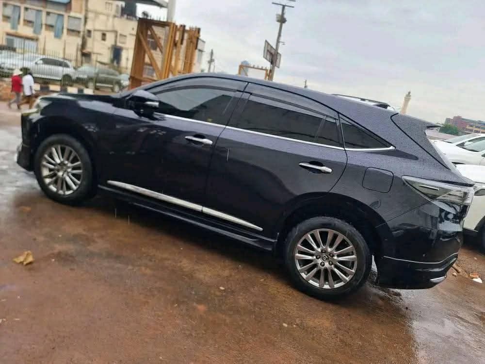 A picture of TOYOTA HARRIER