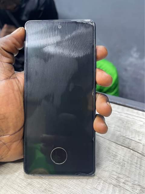 A picture of Samsung s20 imenyooka sana Ram 8 storage 128
