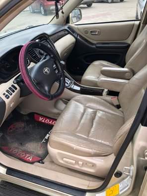A picture of GRADE EXTREMELY SHARP 04 TOYOTA HIGHLANDER EVERYTHING IS FRESH AS