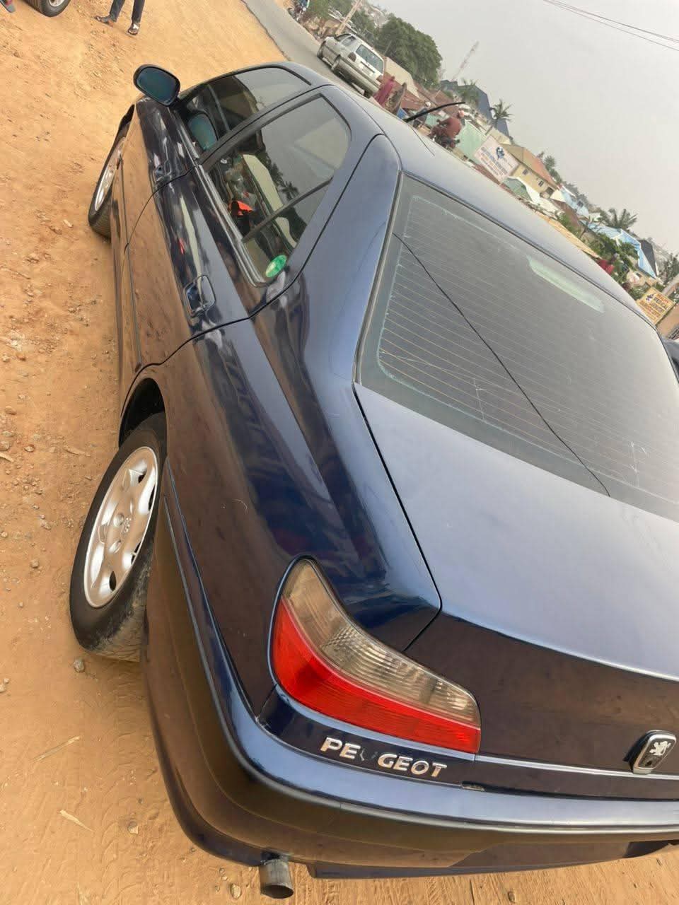 A picture of 1998 Peugeot 1998