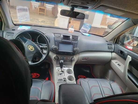 A picture of Clean Toyota Highlander 08 upgraded to 012