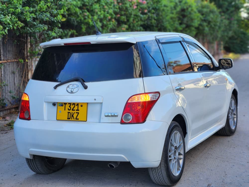 A picture of 2004 Toyota ist