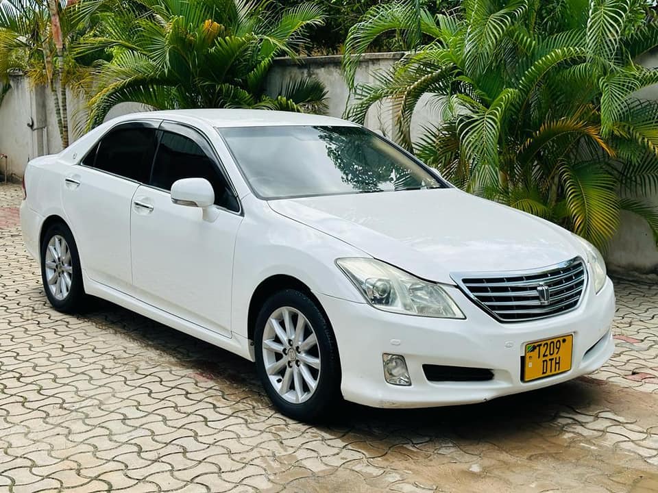 A picture of TOYOTA CROWN ATHLETTE INAUZWA WAHI MAPEMA