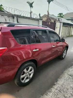 A picture of 08 toyota rav4