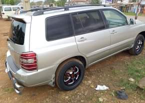 A picture of Danny Yung Smart Autos Neatly Used Toyota Highlander 06 v4