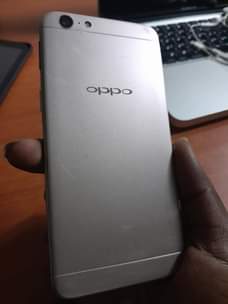 A picture of Nice original Oppo of 64gb for 100k with network error