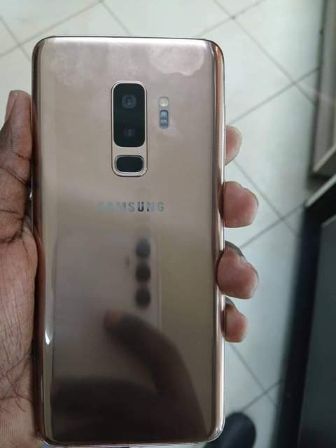 A picture of SAMSUNG s9 plus