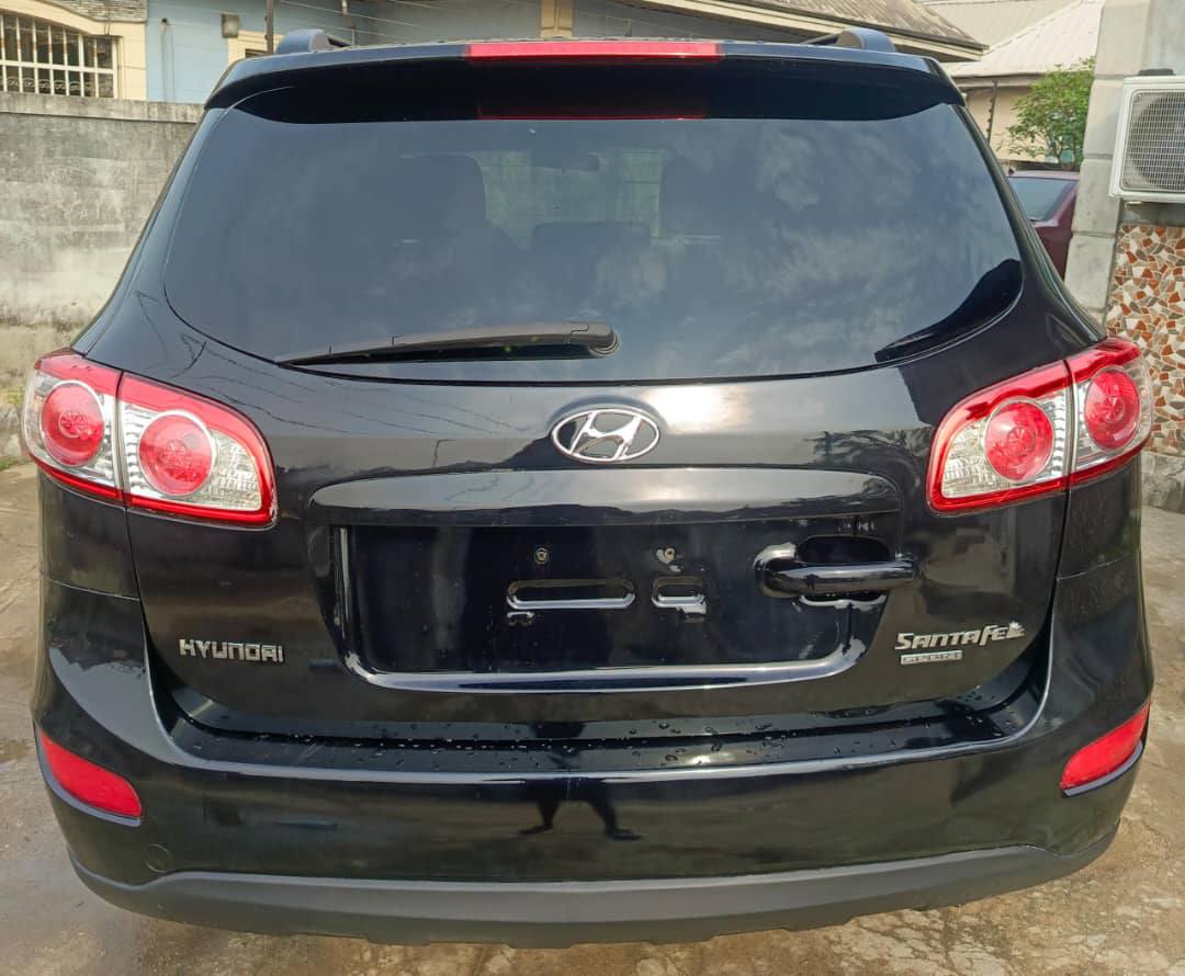 A picture of Hyundai santafe 2010 model