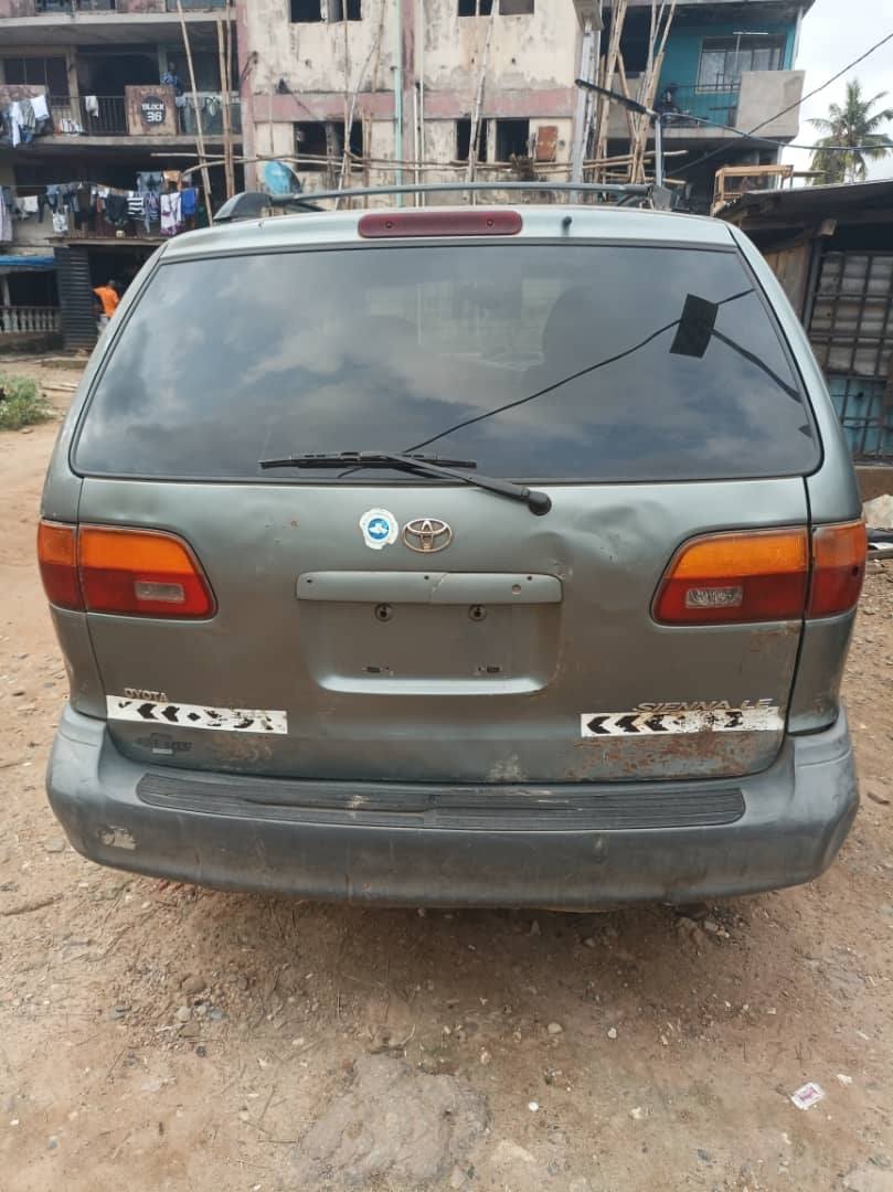A picture of Toyota sienna 2001 model