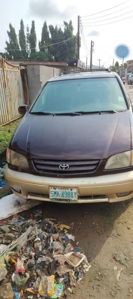 A picture of 2003 Toyota sienna