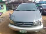 A picture of PURE FIRST BODY 2000 MODEL TOYOTA SIENNA