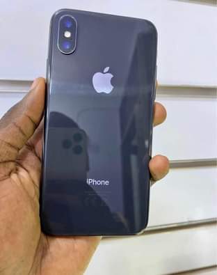 A picture of iPhone X 64gb at 590k Face ID