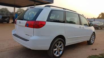 A picture of 2007 Toyota seina 2yrs used with tokubo engine 8yrs guarantee
