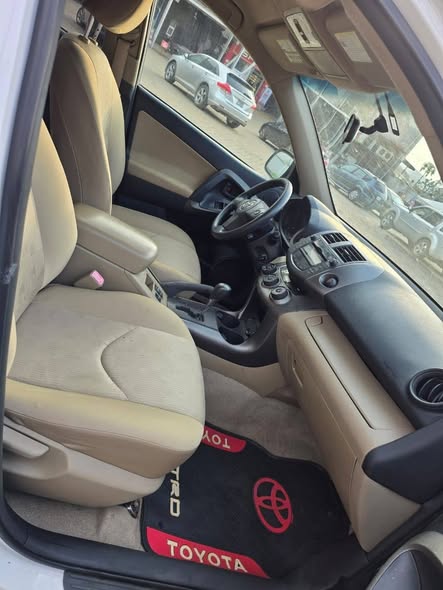 A picture of Distress very sharp Toyota Rav4 2010 with untermperd 4 plug