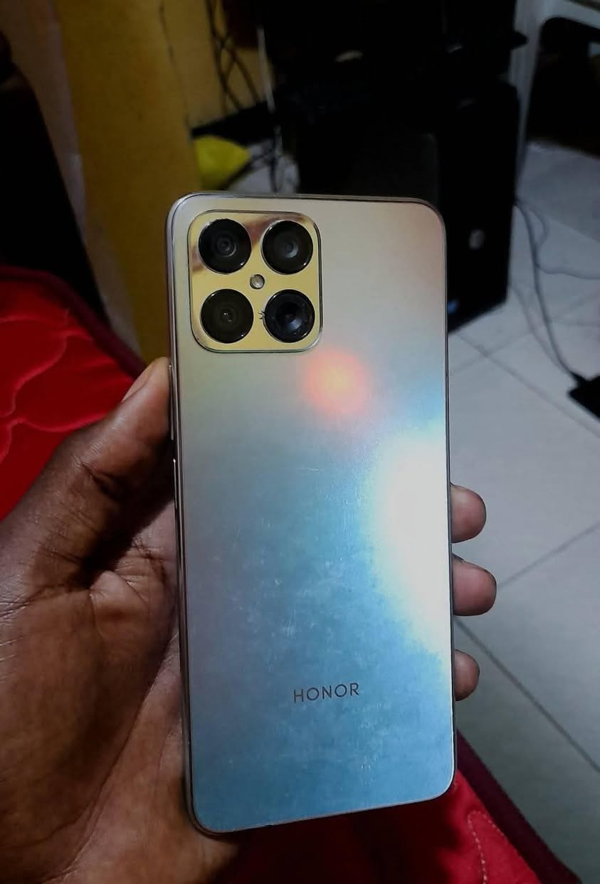 A picture of HONOR X8 128GB 8Gb ram at 250k with some cracks