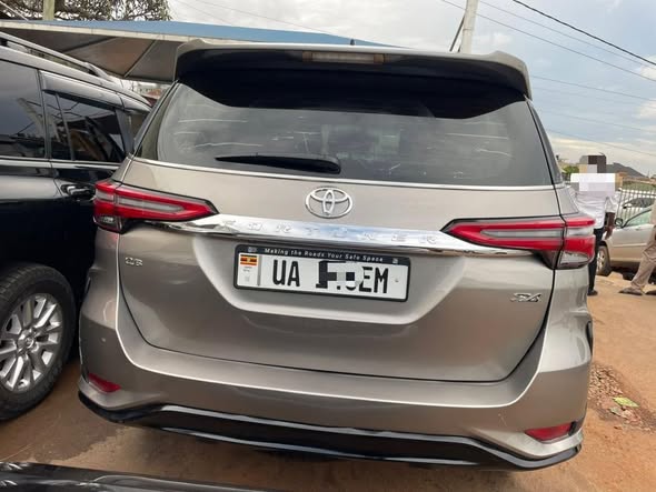 A picture of Toyota Fortuner 2015 2 8cc diesel 115M