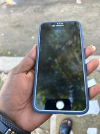 A picture of iPhone 7 imenyooka sana BEI 235k tu laki mbili na