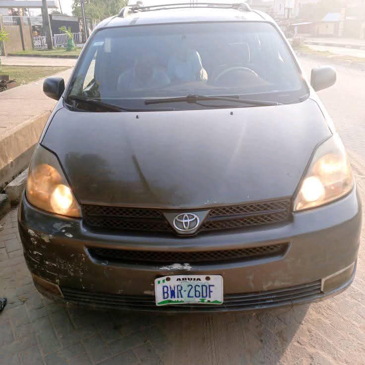 A picture of 2005 Toyota sienna