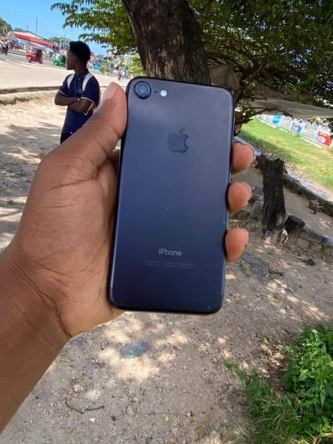 A picture of iPhone 7G 32GB
