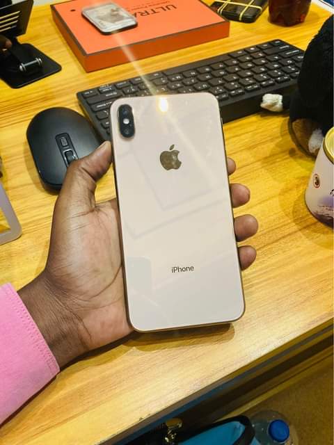 A picture of IPhone XS Max No Face ID bh83 Price 450 000
