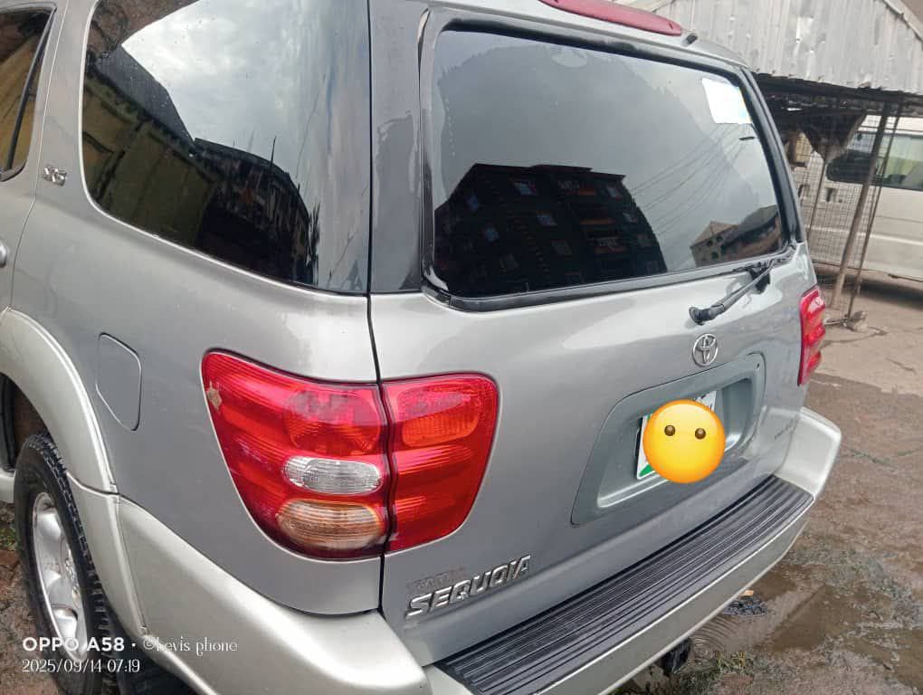 A picture of Toyota Sequoia SR5 V8 2002 