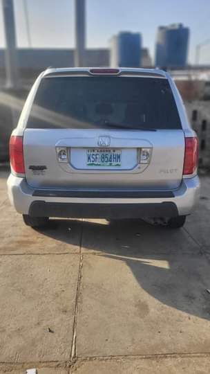 A picture of 04 Honda Pilot