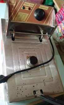 A picture of Used deep fryer 6ltrs glass food display on sale at