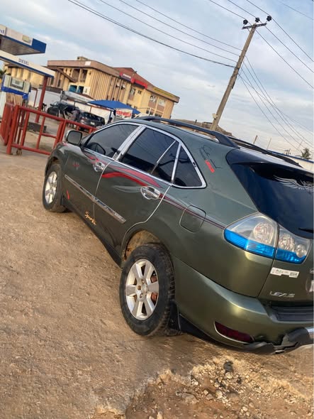 A picture of 2004 LEXUS RX330