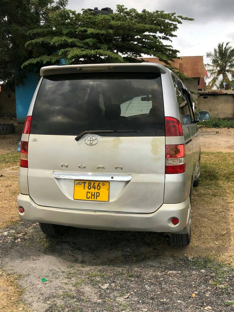 A picture of TOYOTA NOAH