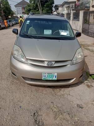 A picture of 2008 Toyota sienna first body