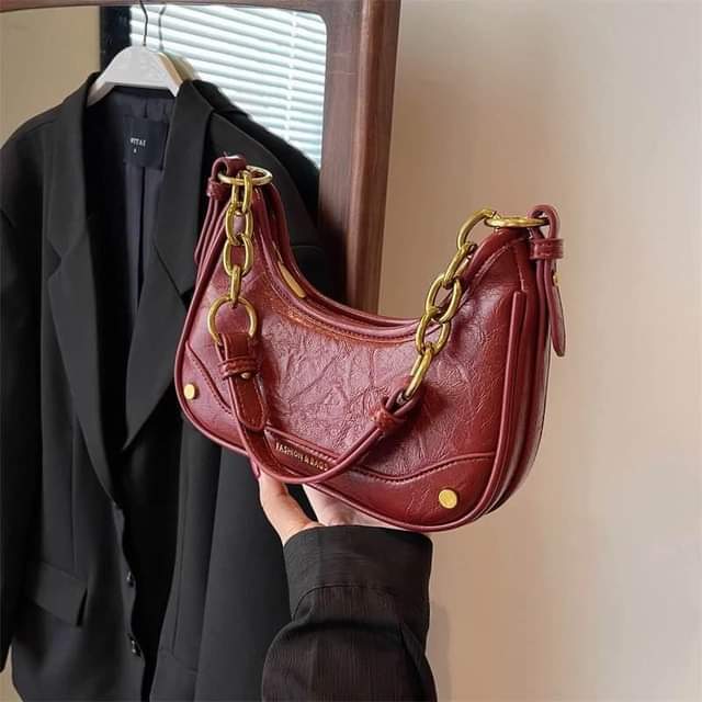 A picture of Underarm chain bags
