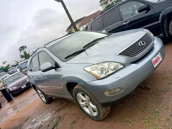 A picture of Over highest grade Lexus RX 330 Everything is intact and