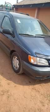A picture of Very clean 2002 registered Toyota sienna 09034050937 08063457233