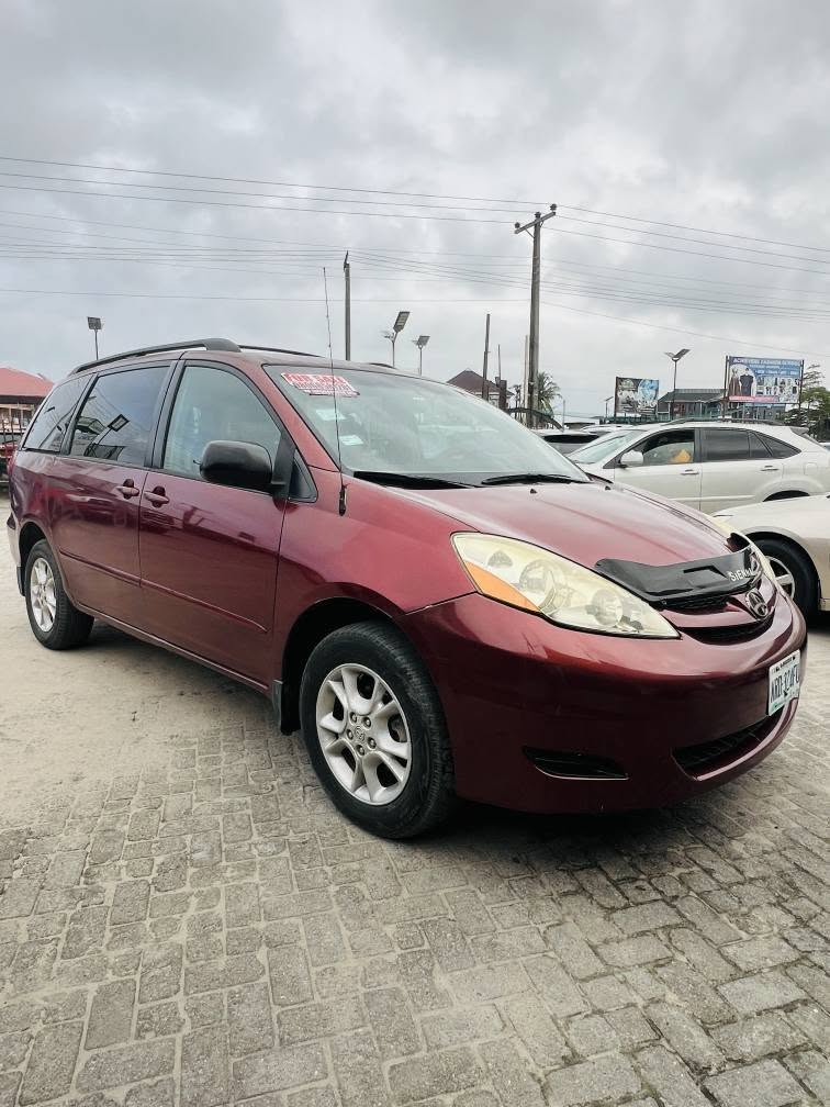 A picture of Toyota sienna 2006