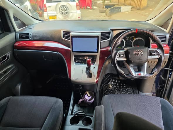 A picture of TOYOTA VELLFIRE