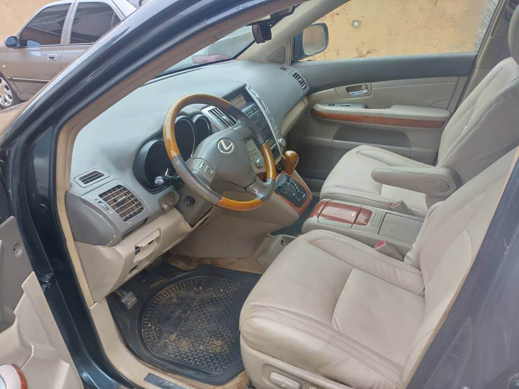 A picture of Lexus Rx330 2005 model