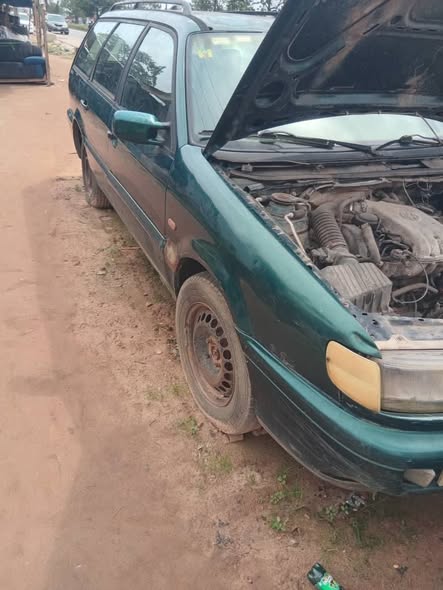 A picture of 08166482890 Dealers deal Volkswagen Passat wagon Engine untouched Gear manual