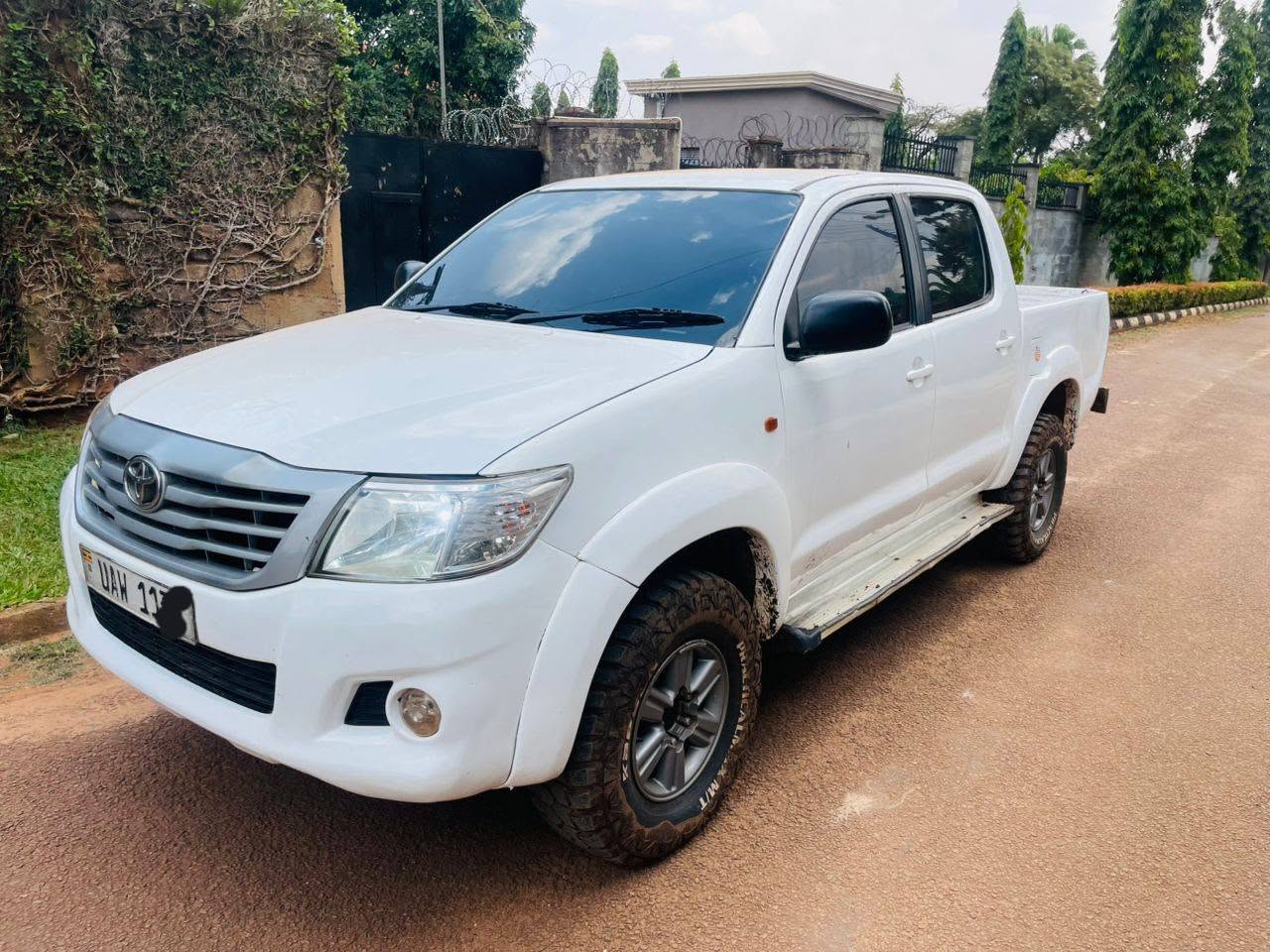 A picture of Toyota hillux manual 2014 58m money needed