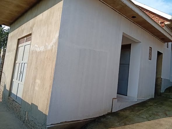 A picture of 4 single rentals plus 1 shop on sale 35m Location