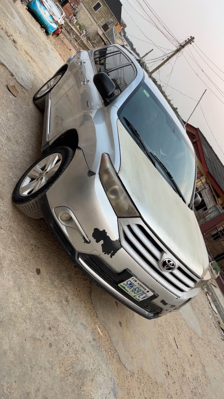 A picture of Toyota Highlander 2012