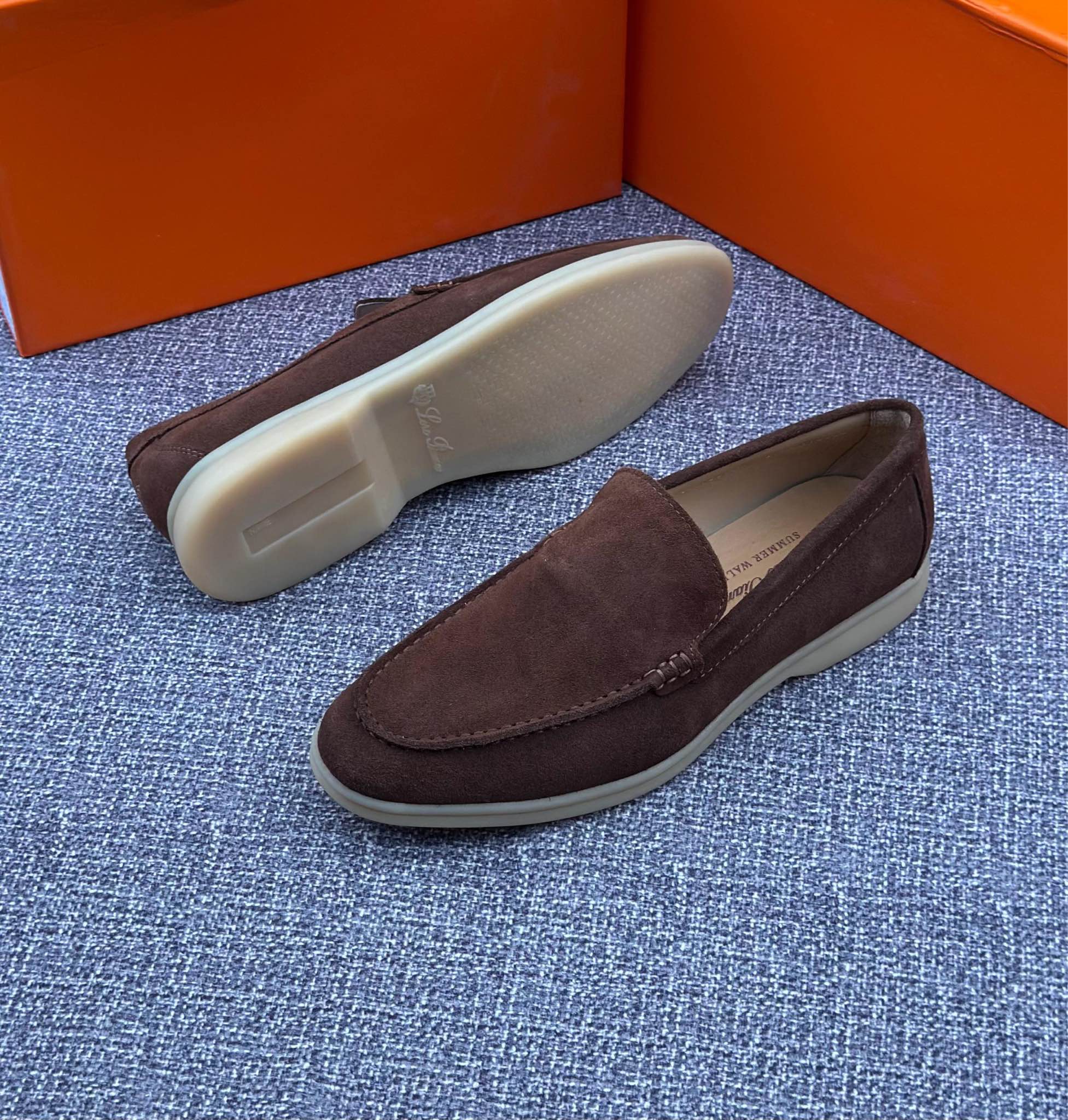 A picture of Casual shoesFULL BOX