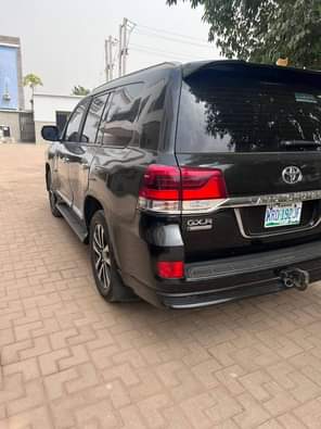A picture of First body sparkling 2019 Toyota landcruser bought brand new tear