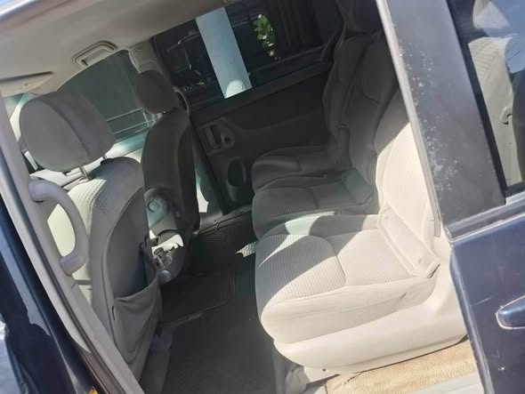 A picture of URGENT AWOOF DEAL DEALER MARKET Reg Toyota sienna 2007 model